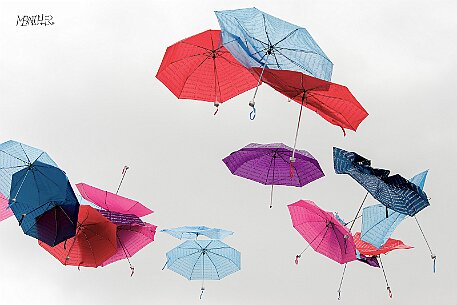 Licht & Schatten | Fliegende Regenschirme null