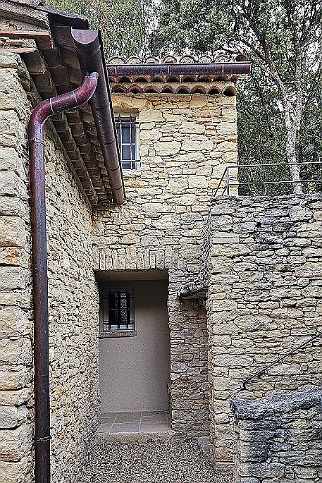 Gordes null