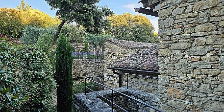 Gordes null