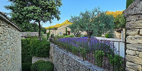 Gordes null