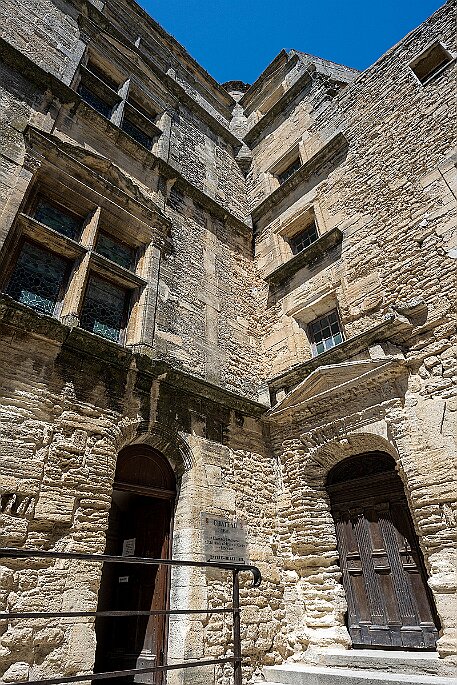 Gordes null